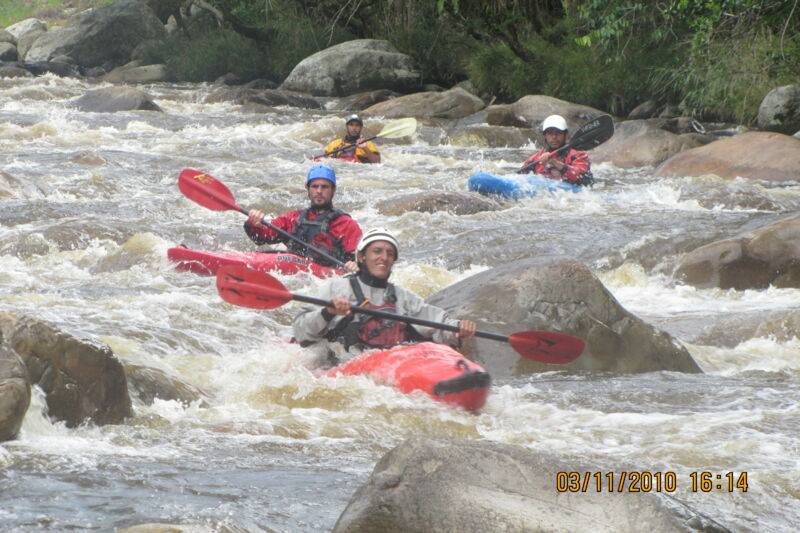 Kayak en haute rivière dans les pyrénées (classe IV et V)