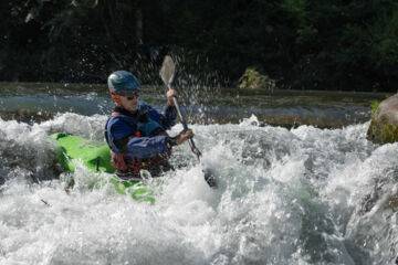 Kayak en eau vive dans les pyrénées (classe ii et iii)