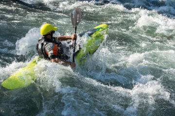 Kayak en haute rivière dans les pyrénées (classe iv et v)